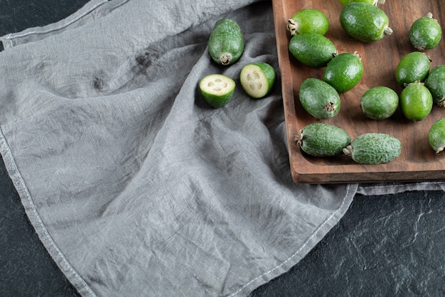 Une Planche à Découper En Bois Avec Du Feijoa Frais.