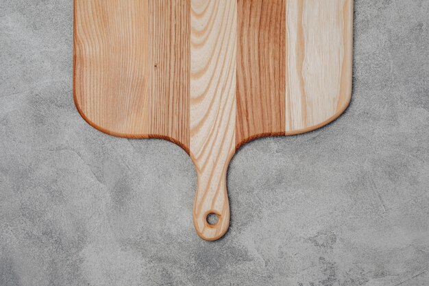 Planche à découper en bois sur une table en béton