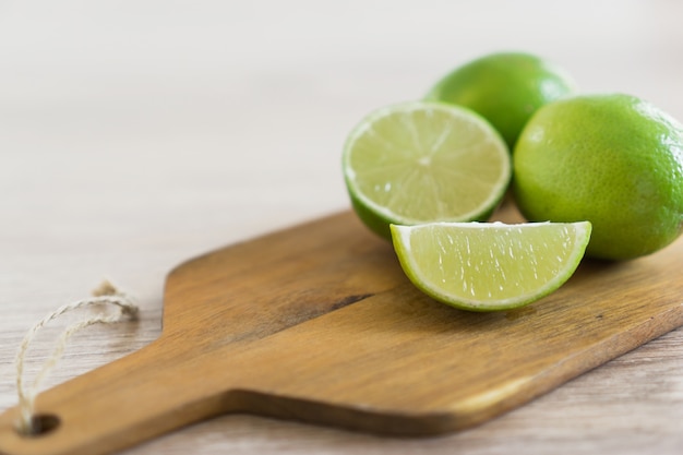 Photo gratuite planche à découper avec des citrons