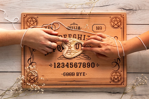 Photo gratuite planche ouija sur la vue de dessus de table en bois