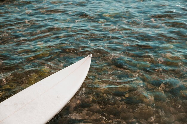 Planche de surf blanche sur l&#39;eau