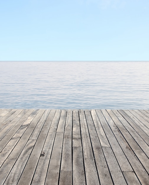 Photo gratuite plancher en bois et mer bleue avec des vagues et ciel bleu clair