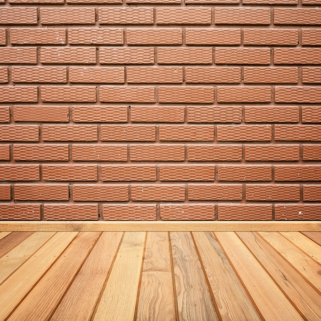 Plancher en bois avec mur de briques