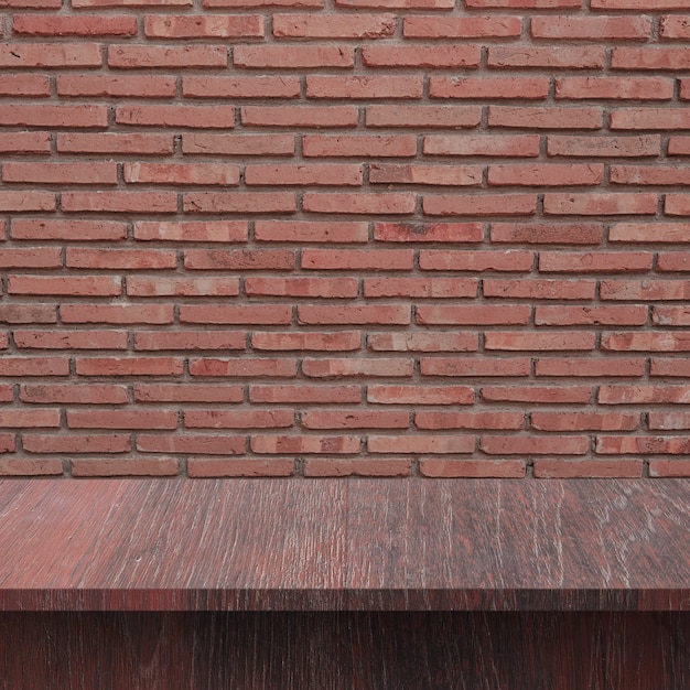 Plancher en bois avec mur de briques