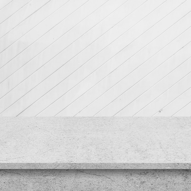 Photo gratuit plancher de ciment avec le mur de planches de bois blanc
