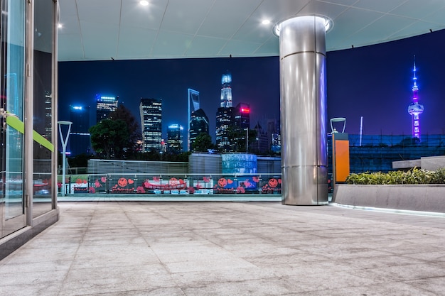 Photo gratuite plancher vide avec horizon moderne et bâtiments la nuit à shanghai