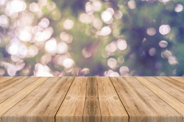 Les planches en bois avec des arbres arrière-plan flou