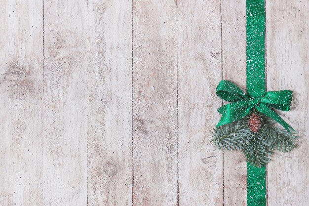 Les planches en bois avec un arc vert