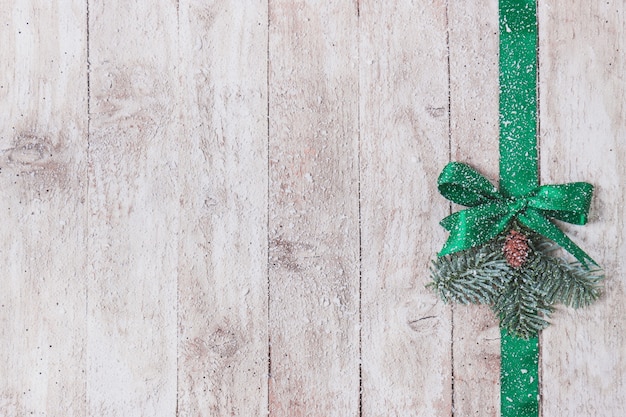 Les planches en bois avec un arc vert