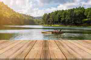 Photo gratuite les planches en bois avec un lac avec un bateau