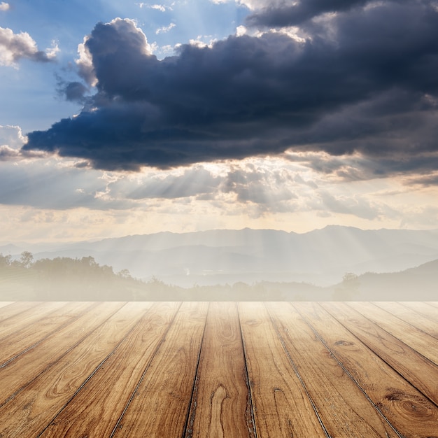 Les planches en bois avec des nuages ​​au-dessus