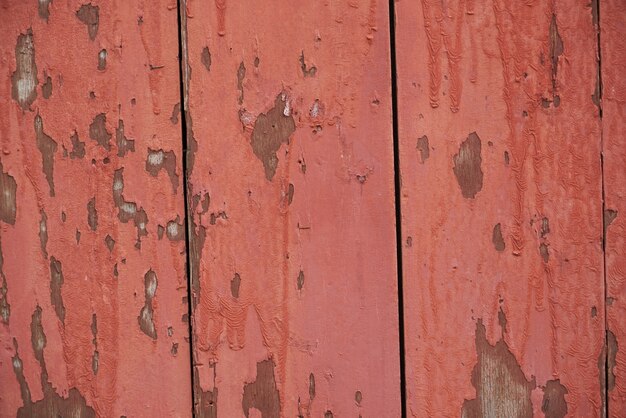 Les planches en bois avec de la peinture rouge