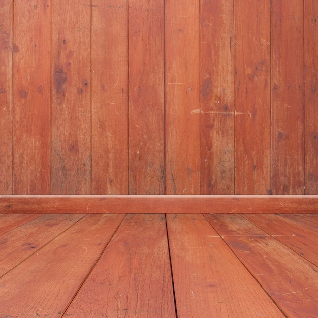 Les planches en bois avec des tons rouges