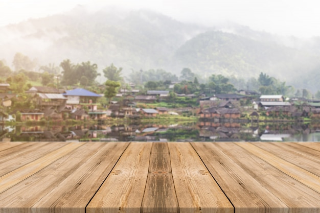 Photo gratuite les planches en bois avec un village