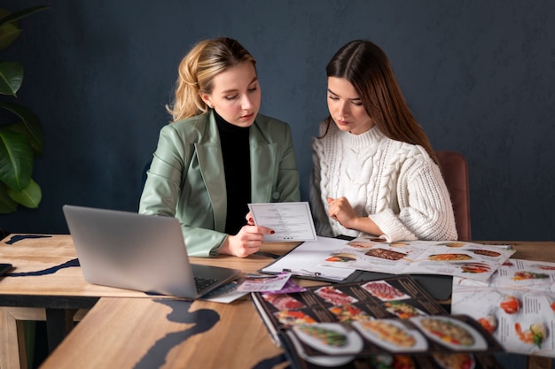 Planificateur de mariage féminin travaillant avec le client