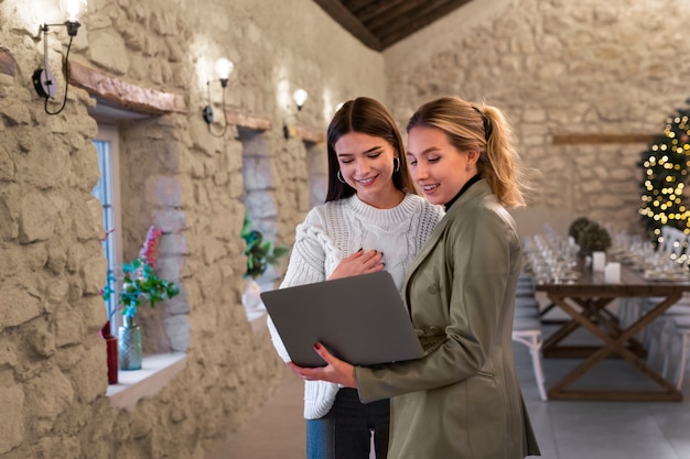 Planificateur de mariage féminin travaillant avec le client