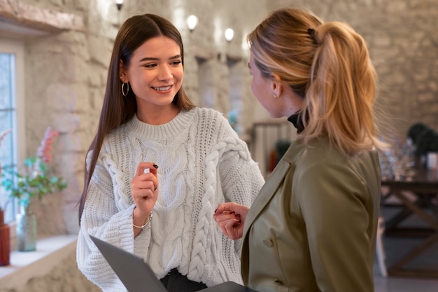 Planificateur de mariage féminin travaillant avec le client