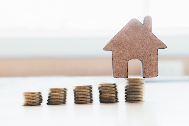 Plans d&#39;épargne pour le logement, les finances et la banque sur le concept de la maison