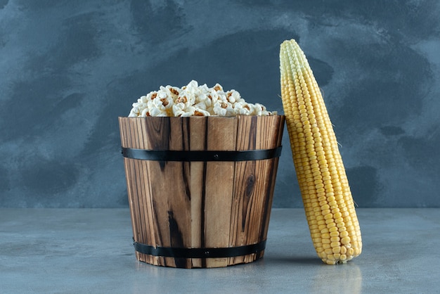 Plant de maïs non cuit avec des pop-corns blancs autour. photo de haute qualité