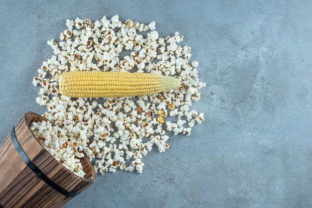 Plant de maïs non cuit avec des pop-corns blancs autour. photo de haute qualité