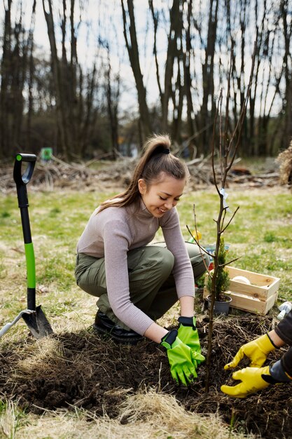 Planter des arbres dans le cadre du processus de reboisement