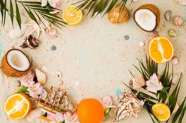 Planter des feuilles près des fruits et des fleurs avec des coquillages