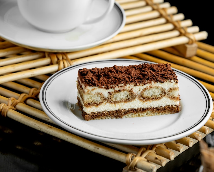 Photo gratuit plaque de dessert italienne de tiramisu servie sur des planches de bambou