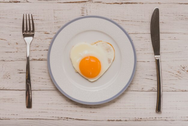 Plaque avec œuf frit avec forme de coeur