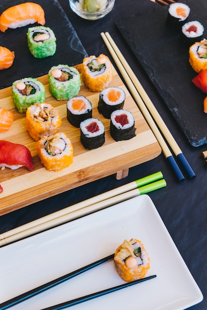 Plaque avec rouleau près de sushi