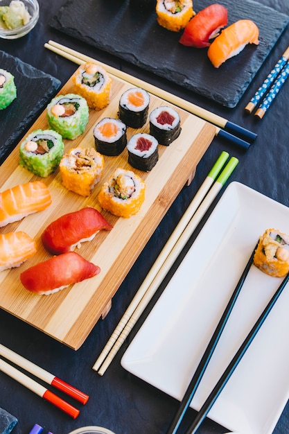 Photo gratuite plaque avec rouleau près de sushi