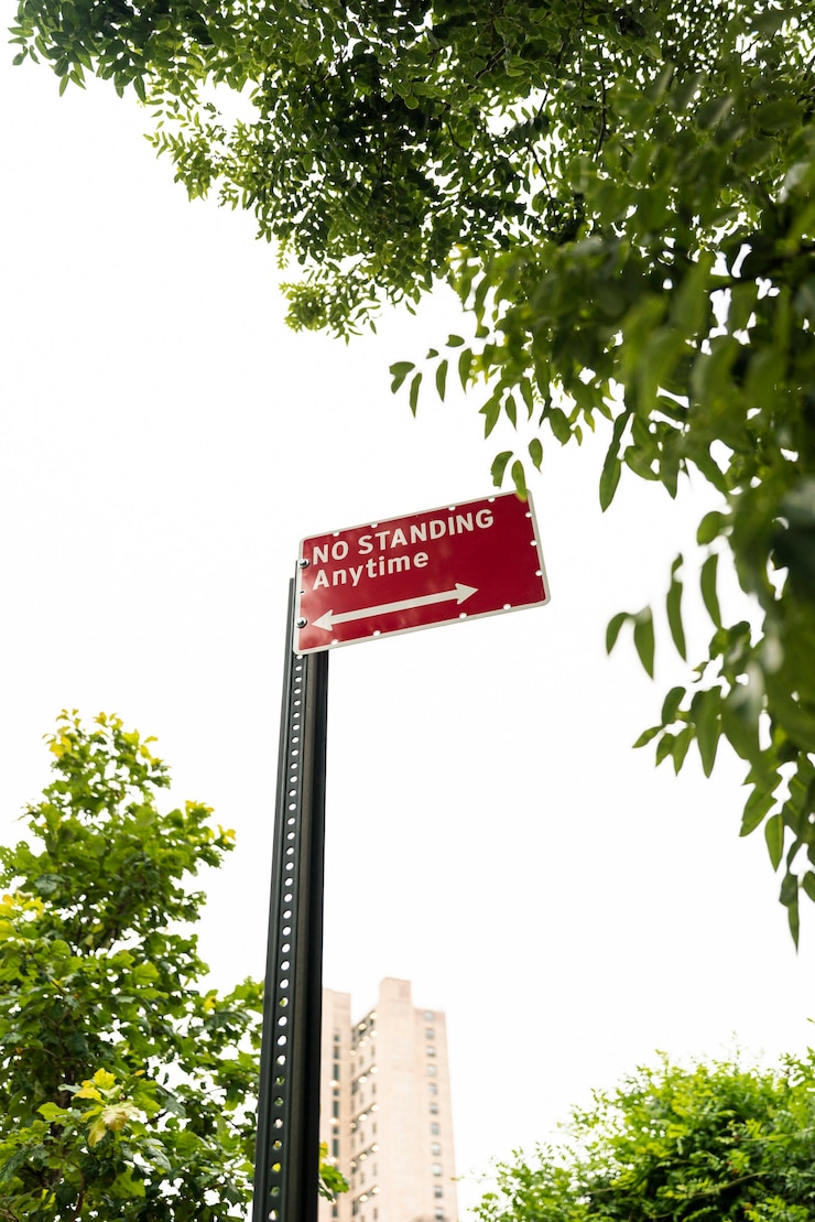 Photo gratuit plaque de rue avec fond de ville floue
