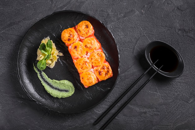 Photo gratuite plat asiatique avec wasabi et sauce soja