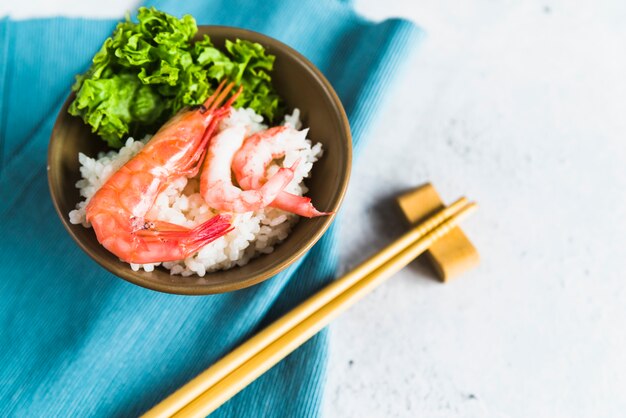 Plat aux crevettes, riz et persil