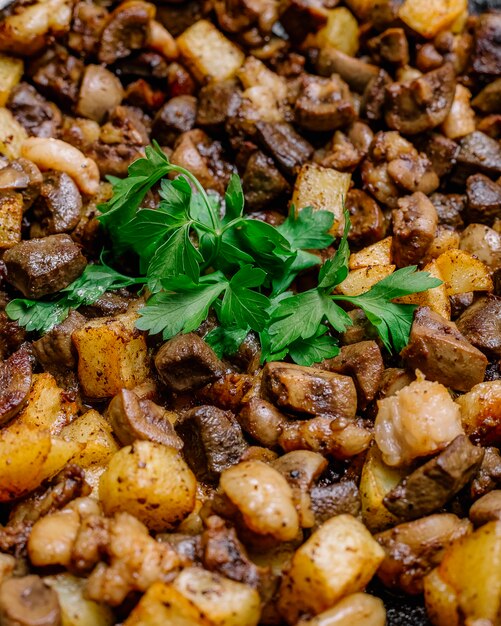 Plat azerbaïdjanais traditionnel Foie de veau frit au jizz-byz avec pommes de terre et persil