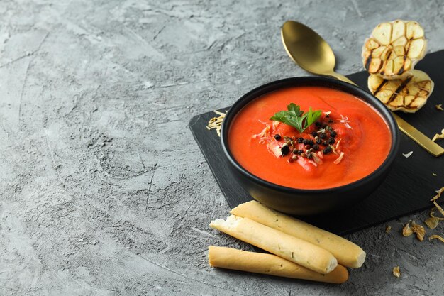 Plat à base de tomates savoureuse soupe aux tomates