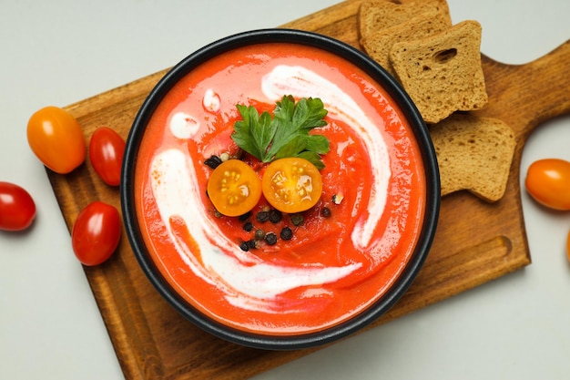 Plat à base de tomates savoureuse soupe aux tomates