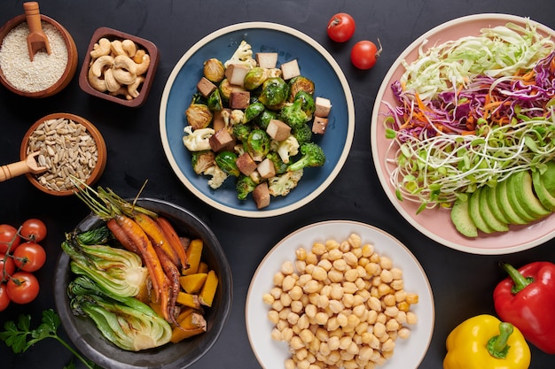 Plat de bol Bouddha avec légumes et légumineuses. Vue de dessus.