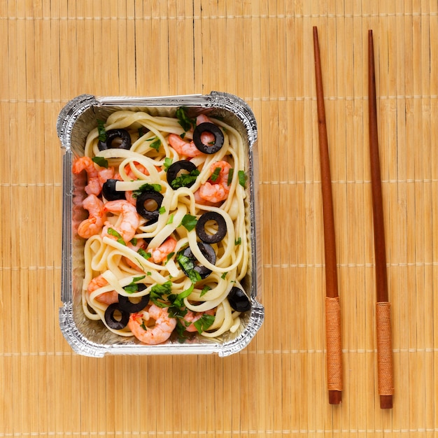 Plat délicieux repas avec des bâtons