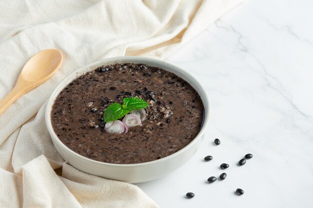 plat de dessert sucré aux haricots noirs