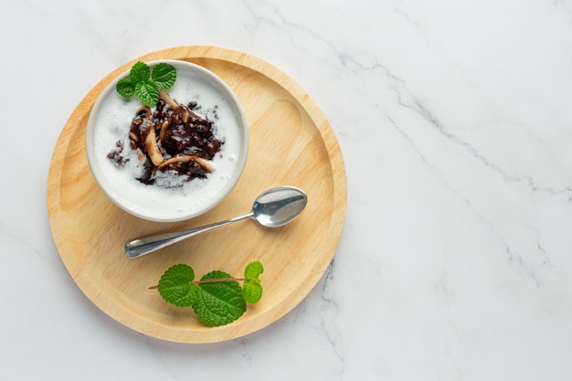 plat de dessert sucré aux haricots noirs