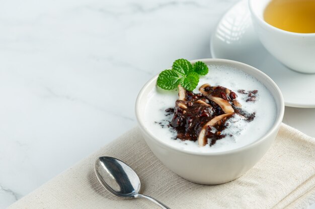 plat de dessert sucré aux haricots noirs