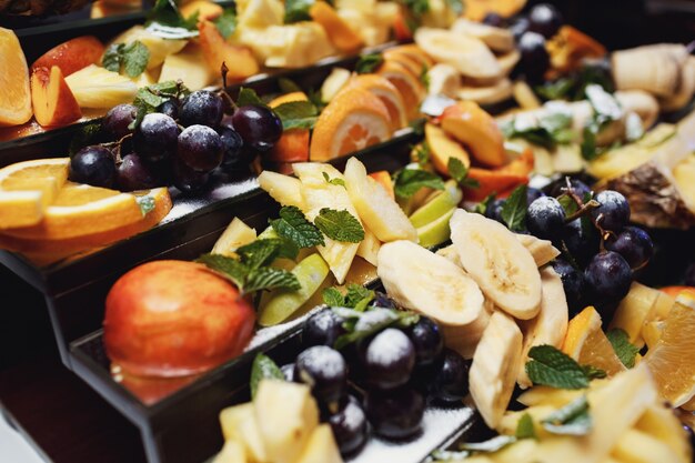 Plat fatigué servi avec des fruits tranchés