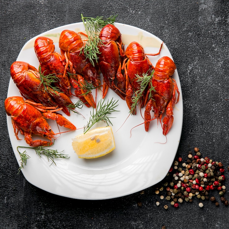 Photo gratuit plat de fruits de mer gastronomique au homard et aux épices