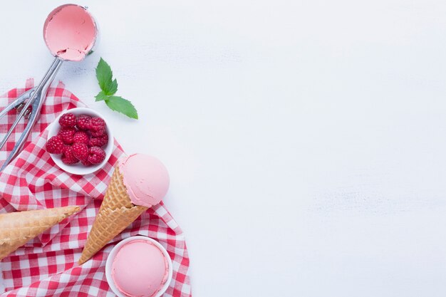 Plat de glace à la framboise