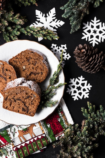 Plat Lay délicieux gâteau pour la fête de Noël