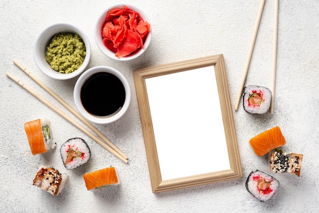 Plat de maki sushi, rouler les baguettes et la sauce soja avec un cahier vierge