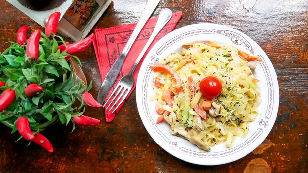 Plat de pâtes sur une table de restaurant