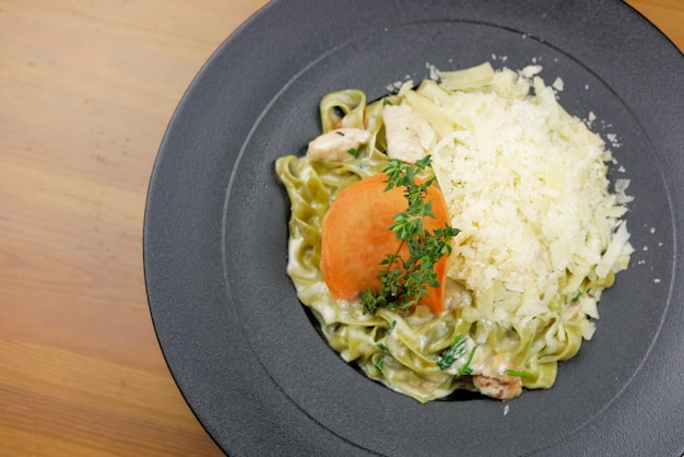 Plat de pâtes sur une table de restaurant