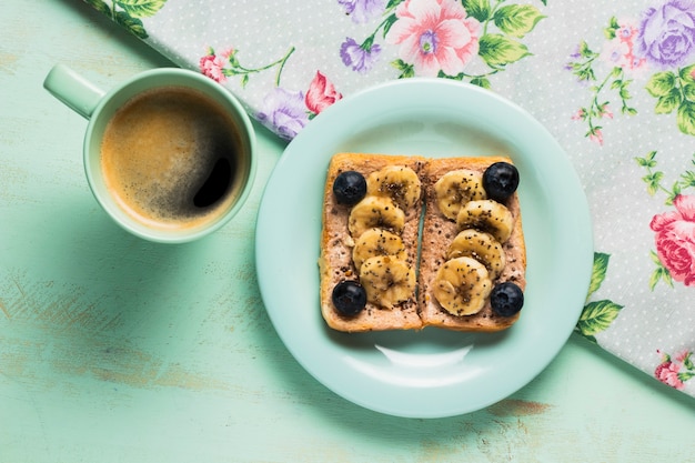 Photo gratuite plat petit déjeuner vintage avec baies sauvages