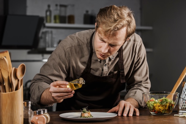 Photo gratuite plat de placage du chef avec de l'huile